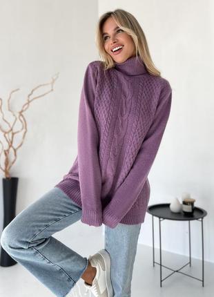 Сиреневый свитер объемной вязки с высоким горлом