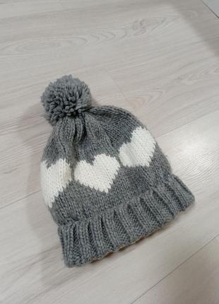 Зимняя шапка с сердечками.1 фото