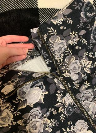 Джинсовая мини юбка на молнии с цветочным принтом2 фото