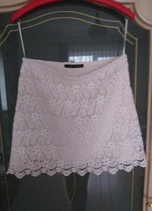 Белая нарядная юбка длины мини из кружева1 фото