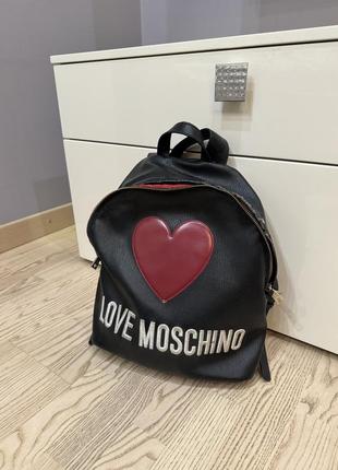 Шкіряний рюкзак love moschino