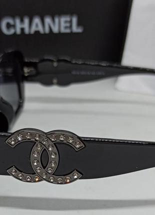 Очки в стиле chanel женские солнцезащитные черные логотип с камешками5 фото