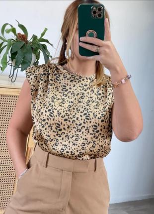 Базовая леопардовая блуза с подплечниками