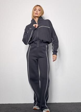 Утеплений жіночий спортивний костюм з акцентними смужками темно-сірий/ графіт