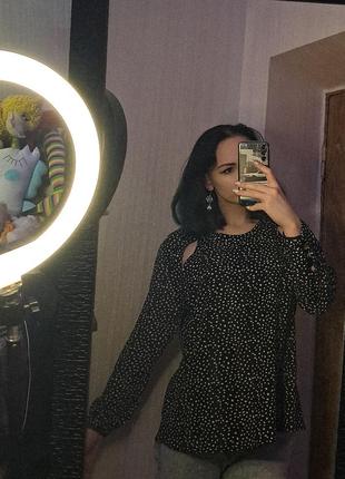 Блузка в горошок з вирізами на руках