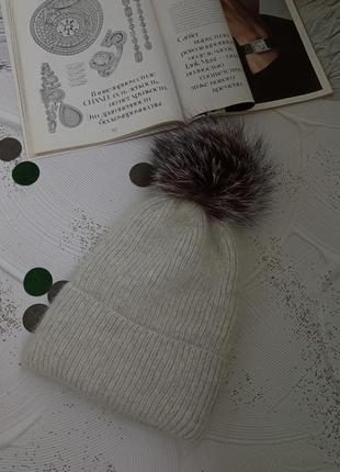 Жіноча шапка рубчик з помпоном з натурального хутра ⚪7 фото