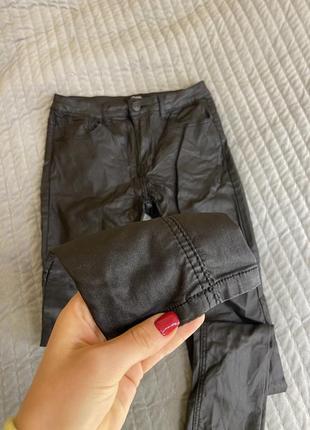 Черные лосины с напылением под кожу,базовые штаны брюки,эко кожа напыление лосины,леггинсы брюки1 фото
