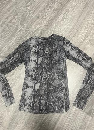 Полупрозрачный лонгслив в змеиный принт sradivarius snake print mesh top long sleeved6 фото