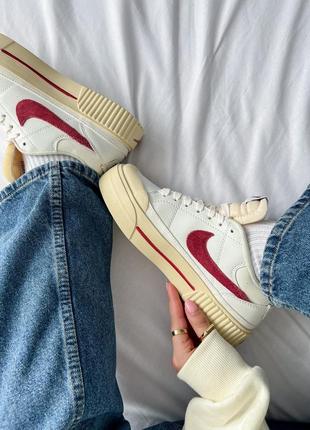 Стильные женские кроссовки nike wmns court legacy lift sail dark beetroot молочные с бордовым логотипом4 фото