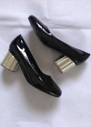 Чорні туфлі на стійкому каблуці2 фото
