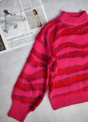 Женский розовый яркий свитер в полоску принт зебра3 фото