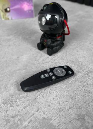 Лазерний нічник-проектор зоряного неба астронавт сидячий – з пультом вт5973