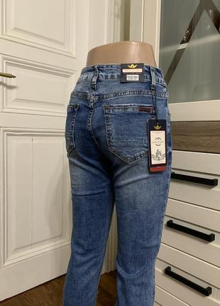 Женские джинсы американки зауженные с дирками avie 25-304 фото