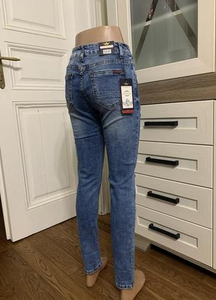 Женские джинсы американки зауженные с дирками avie 25-307 фото