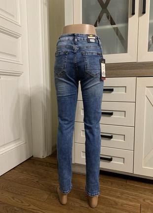Женские джинсы американки зауженные с дирками avie 25-308 фото
