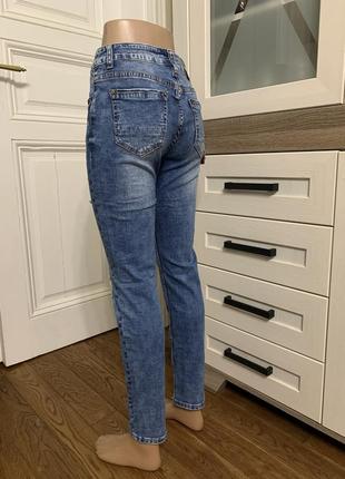 Женские джинсы американки зауженные с дирками avie 25-306 фото
