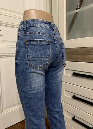 Женские джинсы американки зауженные с дирками avie 25-303 фото