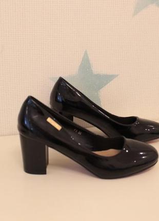 Черные туфли 36, 38 размера на устойчивом каблуке