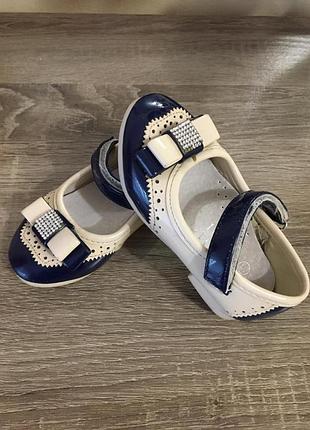 Туфельки для дівчинки