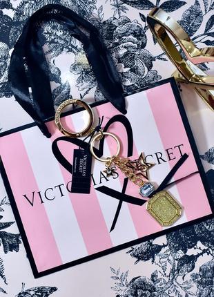 Брелок, шарм, подвеска victorias secret bombshell на сумку. брелочек виктория сикрет