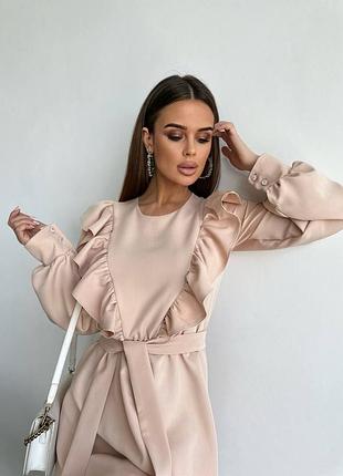 Красивое длинное платье с оборками