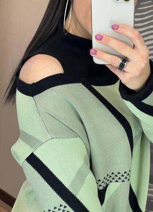 Стильный вязаный свитер с открытыми плечами женский4 фото