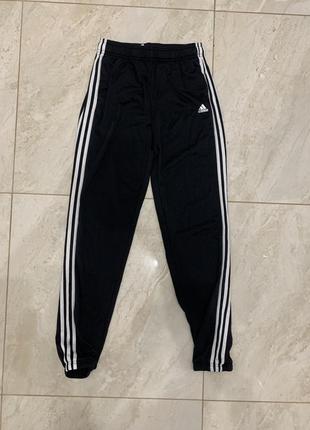 Спортивные штаны adidas черные в белую полоску базовые