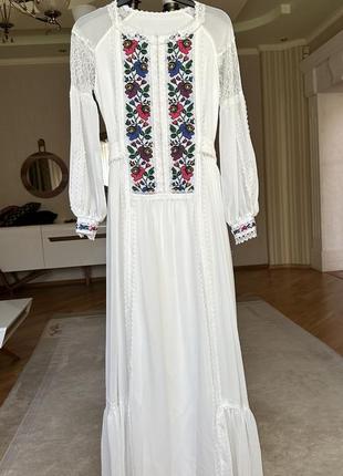 Неймовірно стильна вишита сукня у стилі богуцької
