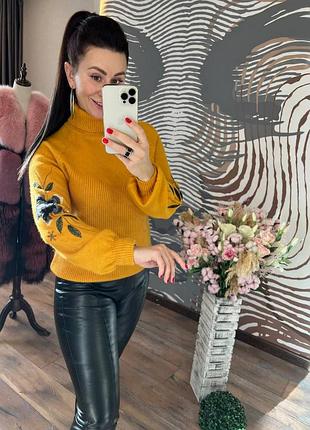 Теплый вязаный мягкий свитер женский с цветочным принтом