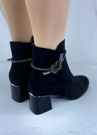 Женские замшевые ботинки на удобном каблуке3 фото