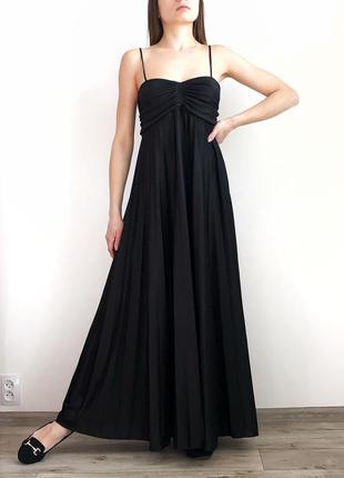 Чёрное вечернее платье в пол на тонких бретельках3 фото