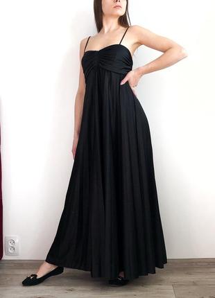 Чёрное вечернее платье в пол на тонких бретельках5 фото