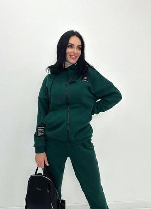 Женский спортивный костюм на флисе c нашивками