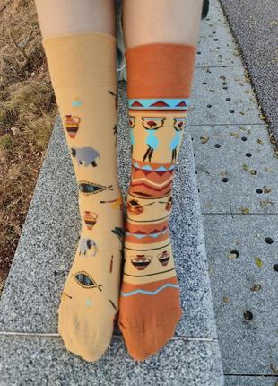 Разнопарные ,модные и яркие носки для девушек. длинные носки с принтом в одном стиле. унисекс. узоры. р 37-432 фото