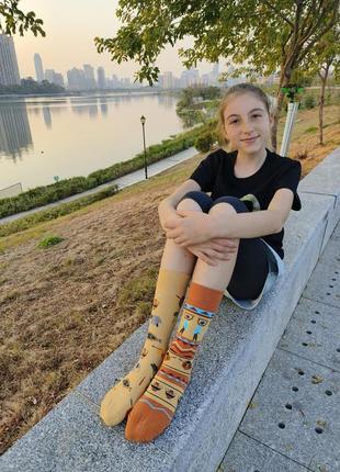Разнопарные ,модные и яркие носки для девушек. длинные носки с принтом в одном стиле. унисекс. узоры. р 37-435 фото