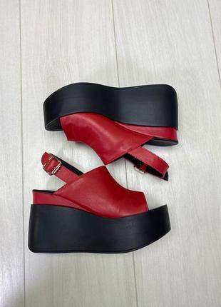 Кожаные босоножки на платформе