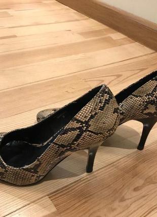 Продам класичні жіночі туфлі на високому каблуці