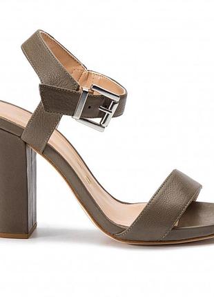 Шикарні босоніжки на стійкому каблуці