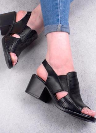 Стильные черные босоножки сандалии на широком удобном каблуке
