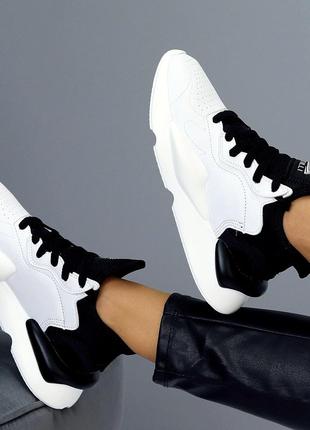 Модельные черно-белые женские миксовые кроссовки с перфорацией на фигурной подошве