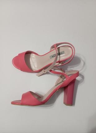 Рожеві босоніжки на каблучку