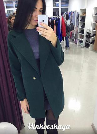 Пальто зеленого кольору1 фото