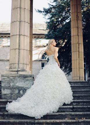 Роскошное свадебное платье со шлейфом2 фото
