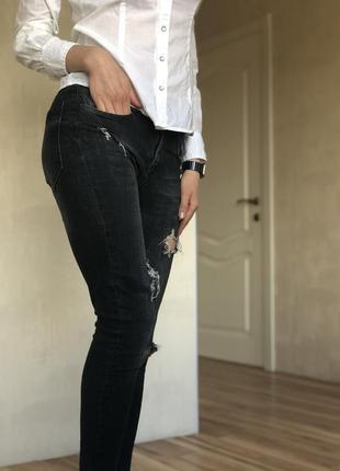 Черные рваные джинсы lefon