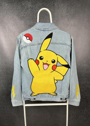 Крутая универсальная джинсовая куртка levi’s pokémon из новых коллекций1 фото