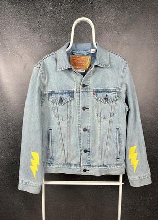 Крутая универсальная джинсовая куртка levi’s pokémon из новых коллекций2 фото