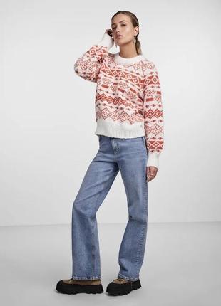 Вязаный джемпер свитер в тематический узор в бело-красном цвете от датского бренда pieces (only)4 фото