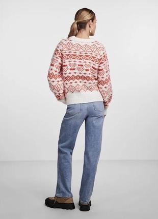 Вязаный джемпер свитер в тематический узор в бело-красном цвете от датского бренда pieces (only)5 фото