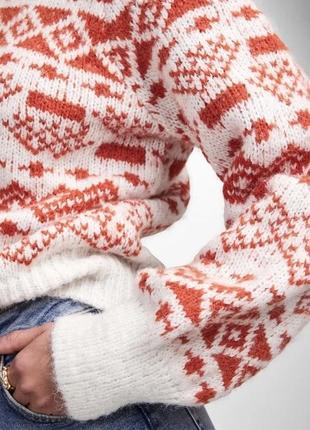 Вязаный джемпер свитер в тематический узор в бело-красном цвете от датского бренда pieces (only)6 фото