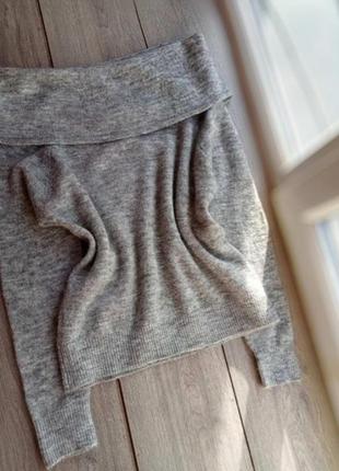 Вовняний светр відкриті плечі